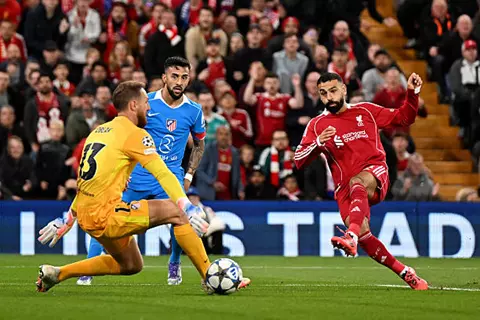 سيرحل آجلاً أو عاجلاً.. تقرير إنجليزي يتحدث عن مستقبل صلاح مع ليفربول